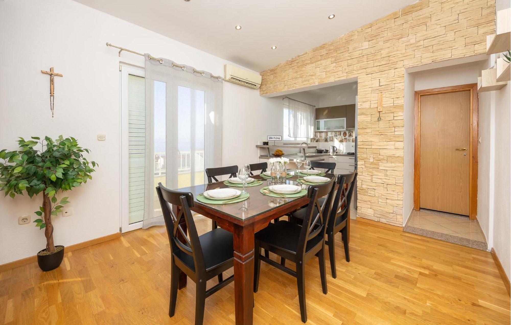 Stunning Apartment In Makarska Exterior photo
